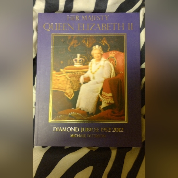Queen Elizabeth II Diamond Jubilee Book - Picture 1 of 3